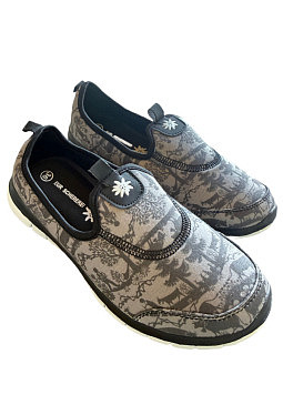 Sneaker im Scherenschnitt Design mit w..